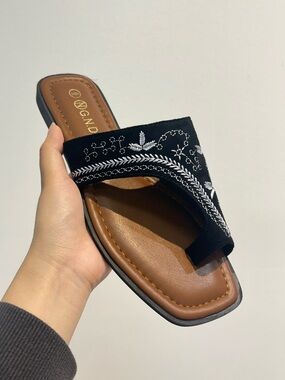 Black Women's Embroidered Toe-Ring Slide Sandal
